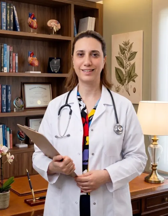 Uzm. Dr. Selen Şipal, beyaz önlük ve stetoskopla